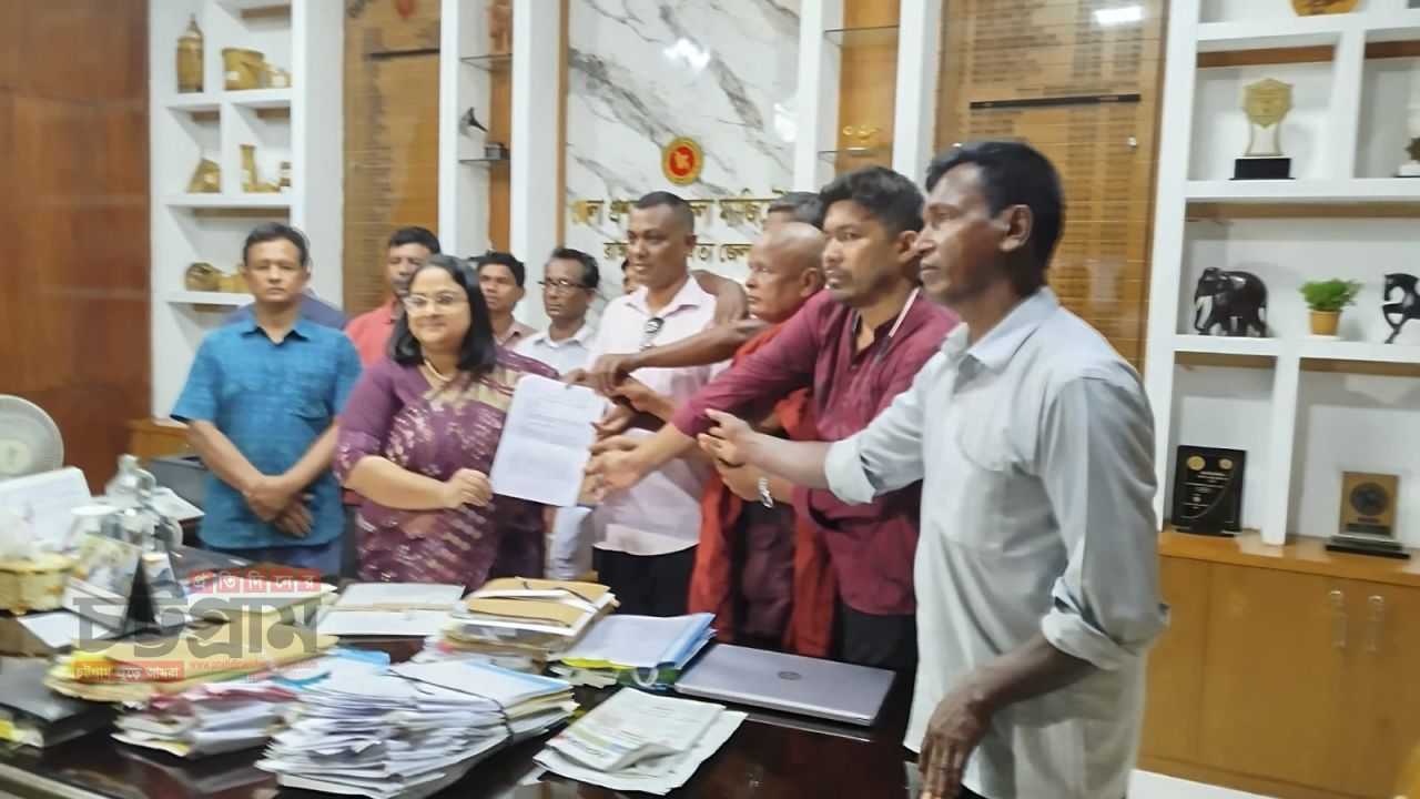 পার্বত্য অঞ্চলে বসবাসরত বড়ুয়া জনগোষ্ঠীর জীবন-মান উন্নয়নের বাজেটে বরাদ্ধের দাবিতে রাঙামাটিতে মানববন্ধন ও প্রধানমন্ত্রী বরাবর স্মারকলিপি প্রদান 
