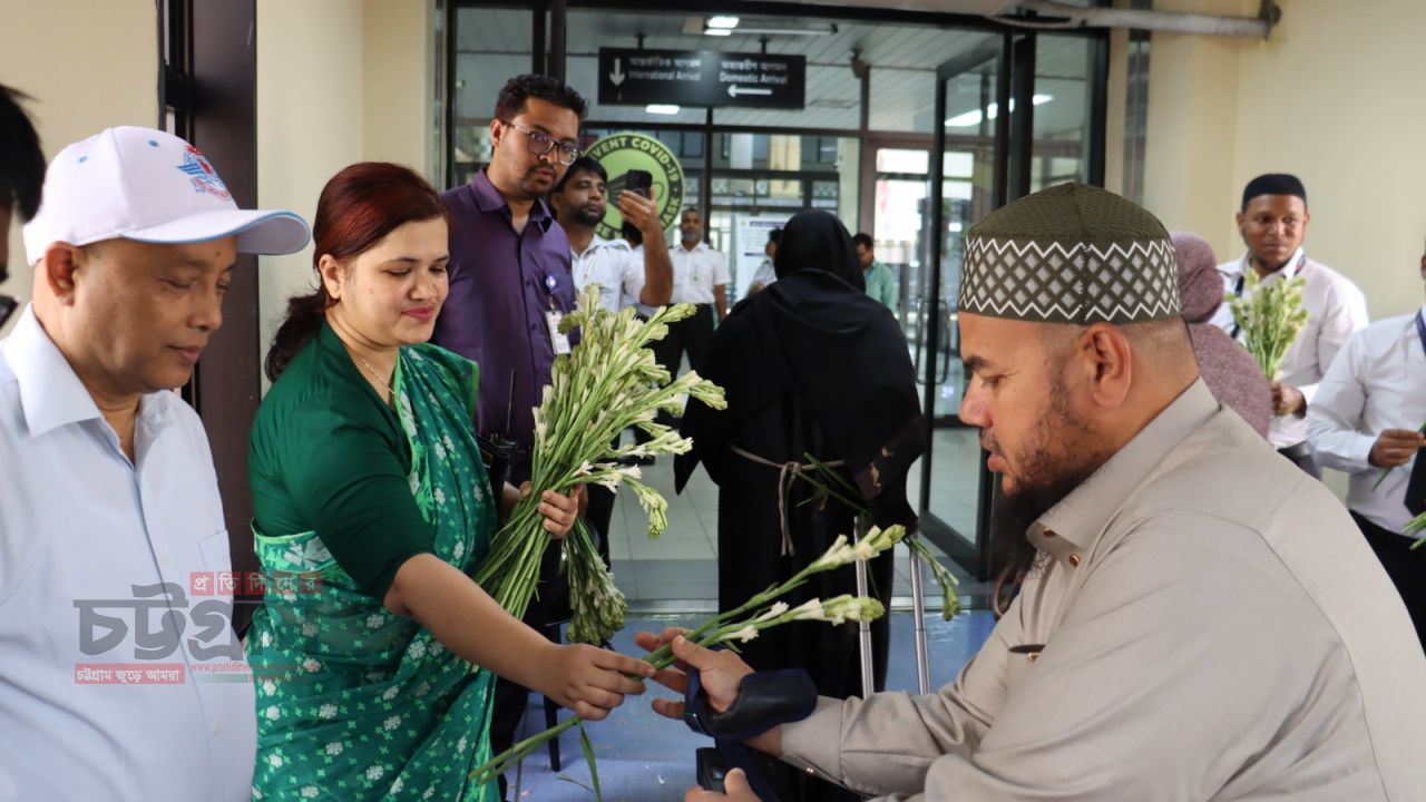 ৩৭৮ হজযাত্রী নিয়ে শাহ আমানতে প্রথম ফিরতি ফ্লাইট, ফুলেল শুভেচ্ছায় বরণ