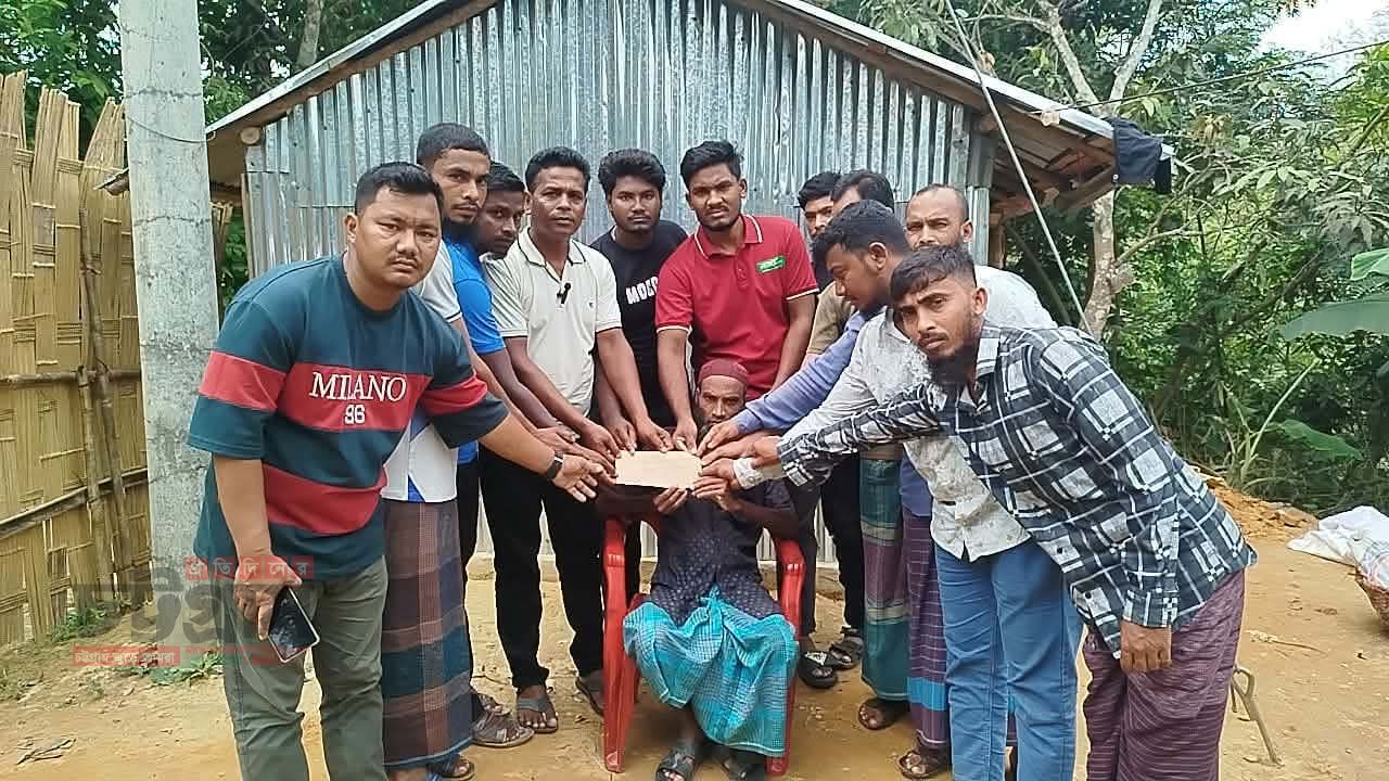ক্যান্সার আক্রান্ত মহিবুল্লাহর পরিবারের পাশে,বাঙ্গালহালিয়া মানবকল্যাণ ফাউন্ডেশনের সহায়তা প্রদান