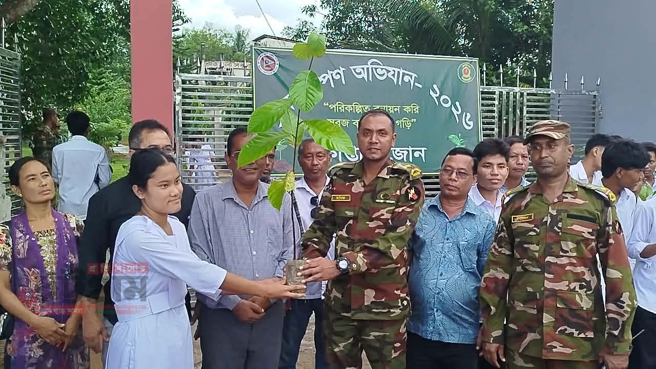 রাজস্থলী সাবজোনে সেনাবাহিনীর বৃক্ষরোপণ অভিযান উদ্বোধন, সবুজায়নের বার্তা নিয়ে চারা বিতরণ