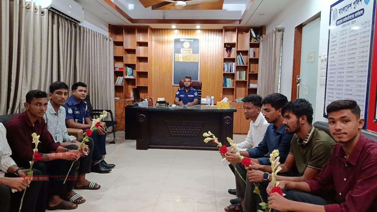 রাউজানে কনস্টেবল পদে চাকরি প্রাপ্ত ৮ তরুণ, রাউজান থানায় সংবর্ধিত