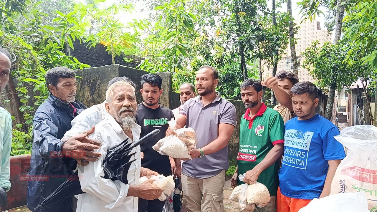 রাউজানে ছাত্রদল নেতার উদ্যোগে পানিবন্দী পরিবারের মাঝে খাবার বিতরণ