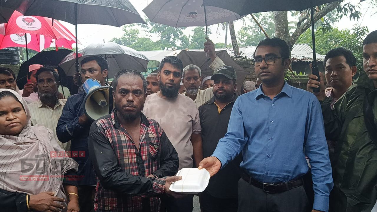রাউজানের ডাবুয়ায় পানিবন্দী এলাকা পরিদর্শন ও খাবার বিতরণ করছেন ইউএনও