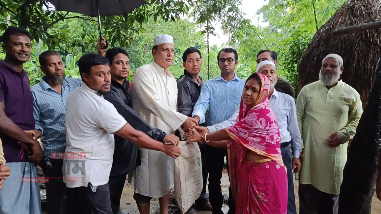 রাউজানে বারী বর্ষন ও ডাবুয়া খাল ভাঙ্গনের ফলে সৃষ্ট বন্যায় ক্ষতিগ্রস্তদের মাঝে খাদ্য সামগ্রী প্রদান ও ভাঙ্গন এলাকা পরিদর্শন