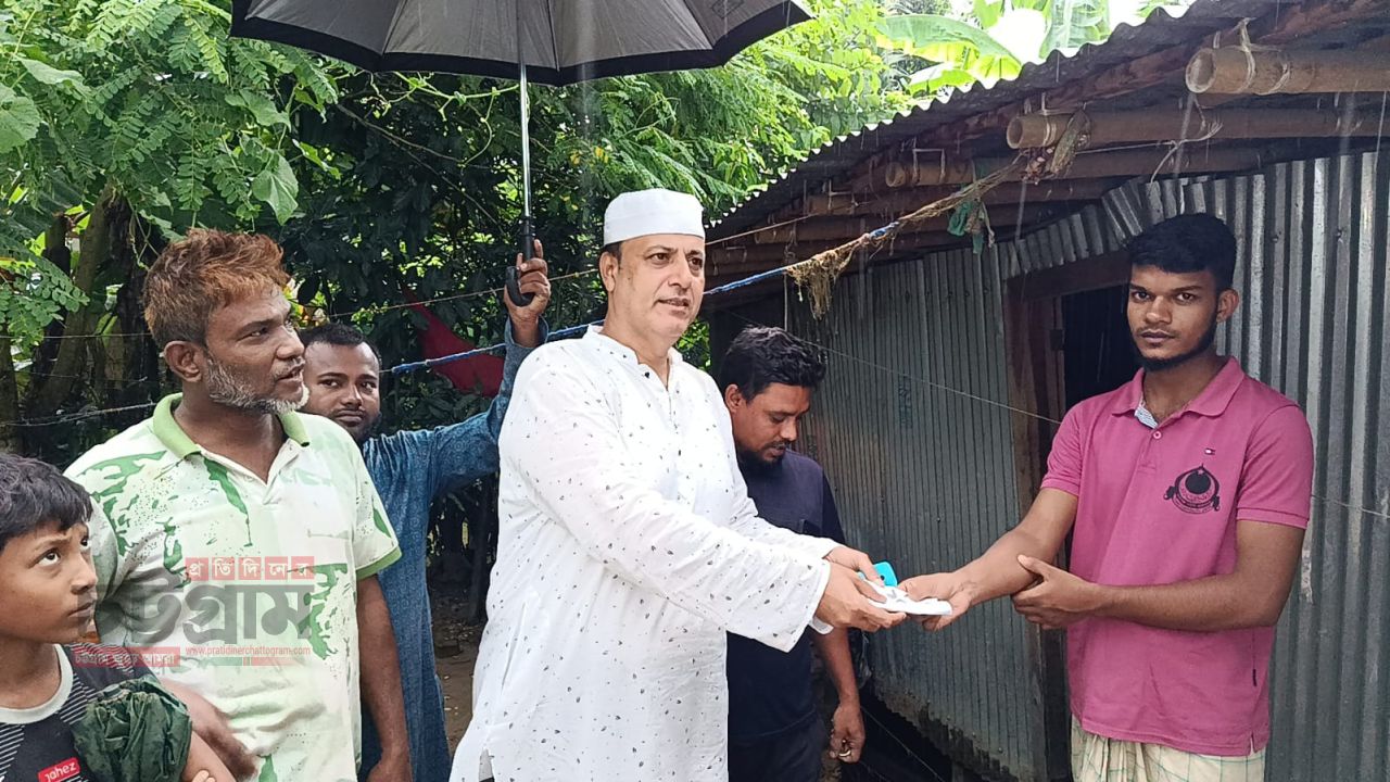 রাউজানের ডাবুয়ায় বন্যায় তলিয়ে যাওয়া রাহাতের ঘর নির্মাণের জন্য আর্থিক সহায়তা প্রদান