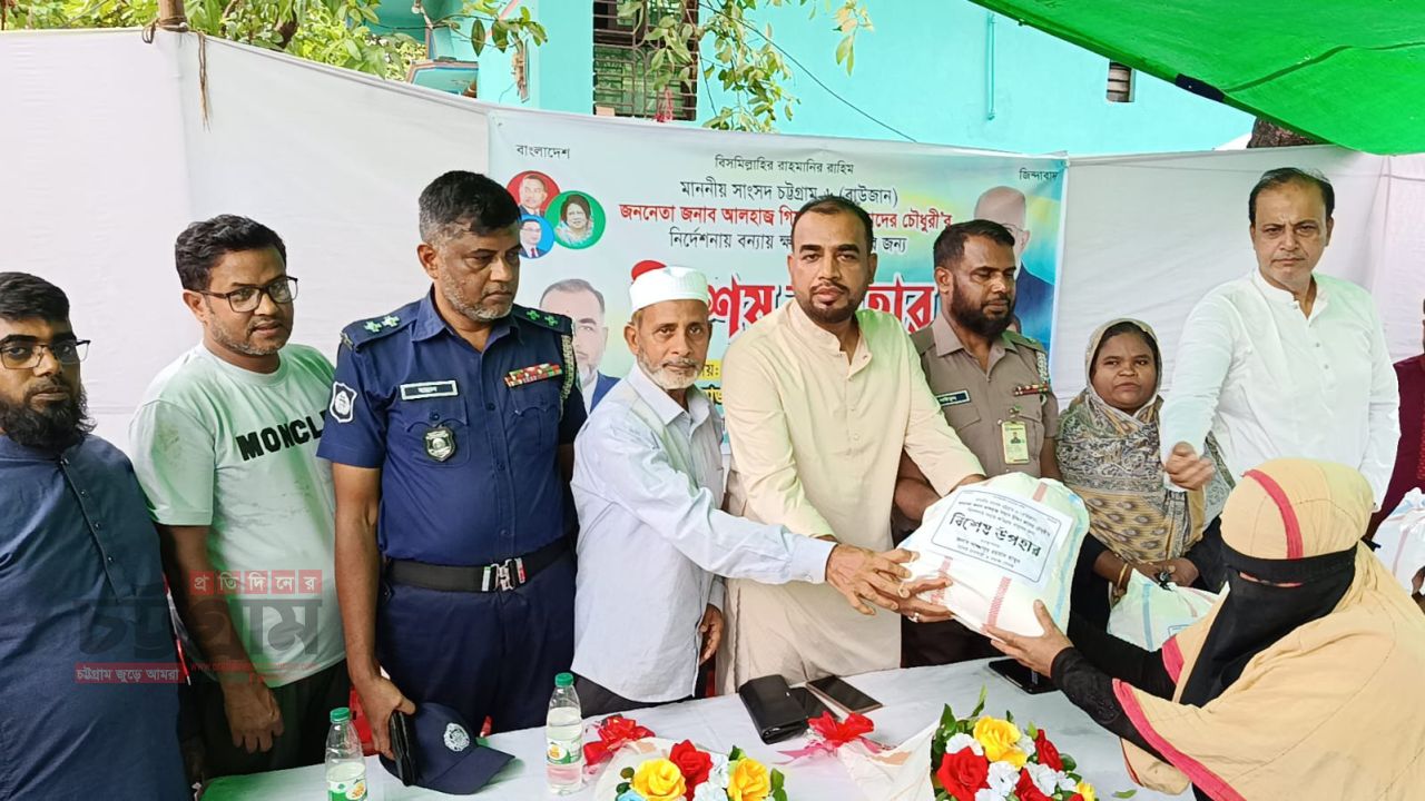 রাউজানের ডাবুয়ায় বন্যায় ক্ষতিগ্রস্ত শতাধিক পরিবারের মাঝে খাদ্য সামগ্রী প্রদান