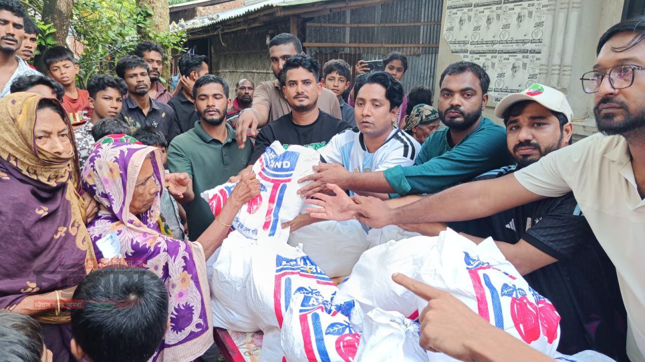রাউজানের চিকদাইরে ক্ষতিগ্রস্তদের উপহার সামগ্রী প্রদান করলেন যুবদল নেতা আজগর