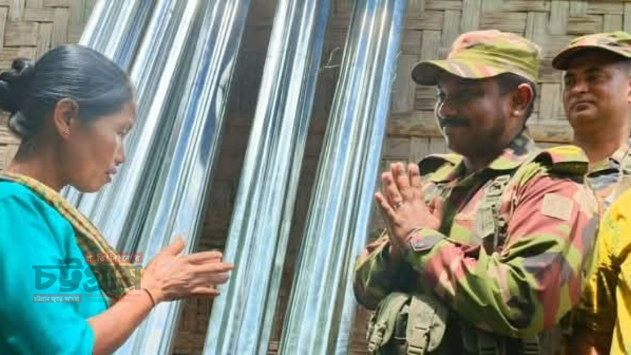 ভারীবর্ষণ ও পাহাড় ধ্বসে ক্ষতিগ্রস্ত পরিবারের মাঝে সেনাবাহিনীর ত্রাণ বিতরণ