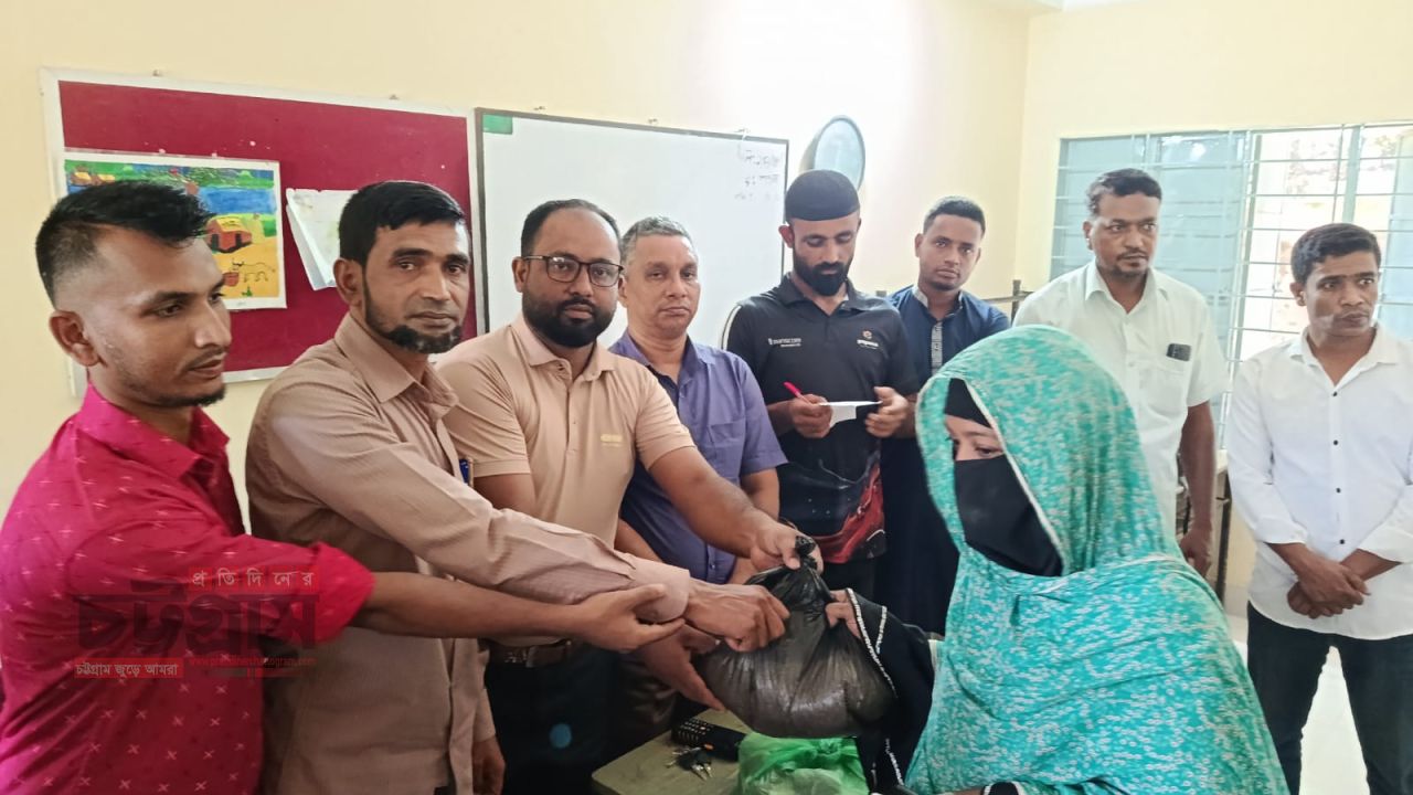 রাউজান পৌরসভার ৯নং ওয়ার্ডে ক্ষতিগ্রস্ত অস্বচ্ছল পরিবারের মাঝে ত্রাণ সহায়তা প্রদান