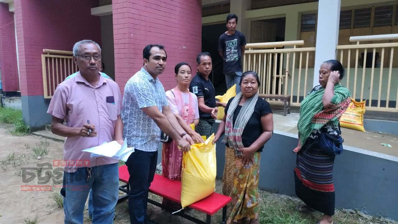 ভারী বর্ষণ ও পাহাড়ি ঢলে রাজস্থলীতে ক্ষতিগ্রস্ত পরিবারকে উপজেলা প্রশাসনের ত্রাণ বিতরণ 