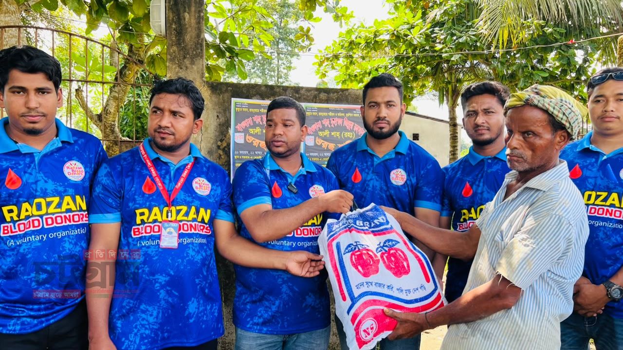 রাউজান ব্লাড ডোনার্সের উদ্যোগে বন্যা পরবর্তী ক্ষতিগ্রস্তদের মাঝে ত্রাণ সহায়তা ও আর্থিক অনুদান