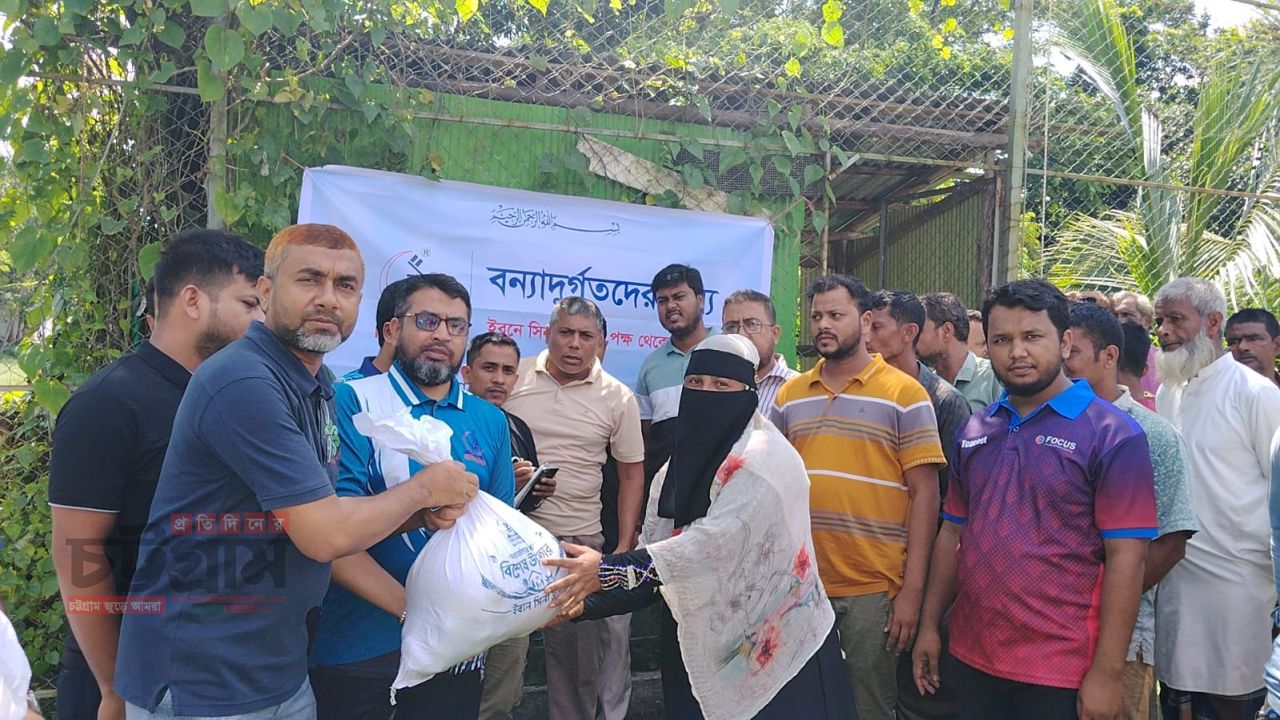 সাতকানিয়া ও বাঁশখালির বন্যাদুর্গত মানুষের পাশে ইবনে সিনা ট্রাস্ট