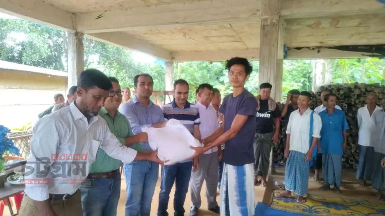 পাহাড় ধসে বিপর্যস্ত রাজস্থলীতে ঘরে ঘরে ত্রাণ পৌঁছে দিলেন ইউএনও