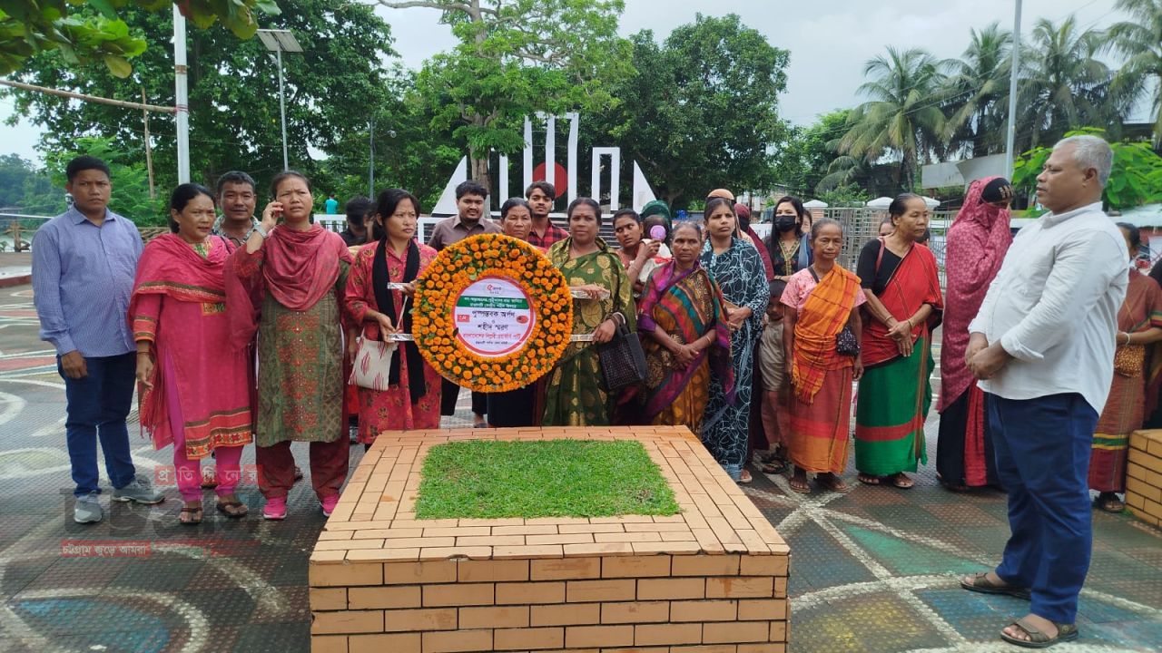 গণ-অভ্যুত্থানের শহীদদের শ্রদ্ধা জানিয়ে রাঙামাটি কেন্দ্রীয় শহীদ মিনারে পুষ্পস্তবক অর্পণ করেন বাংলাদেশের বিপ্লবী ওয়ার্কার্স পার্টি, রাঙামাটি জেলা কমিটি 