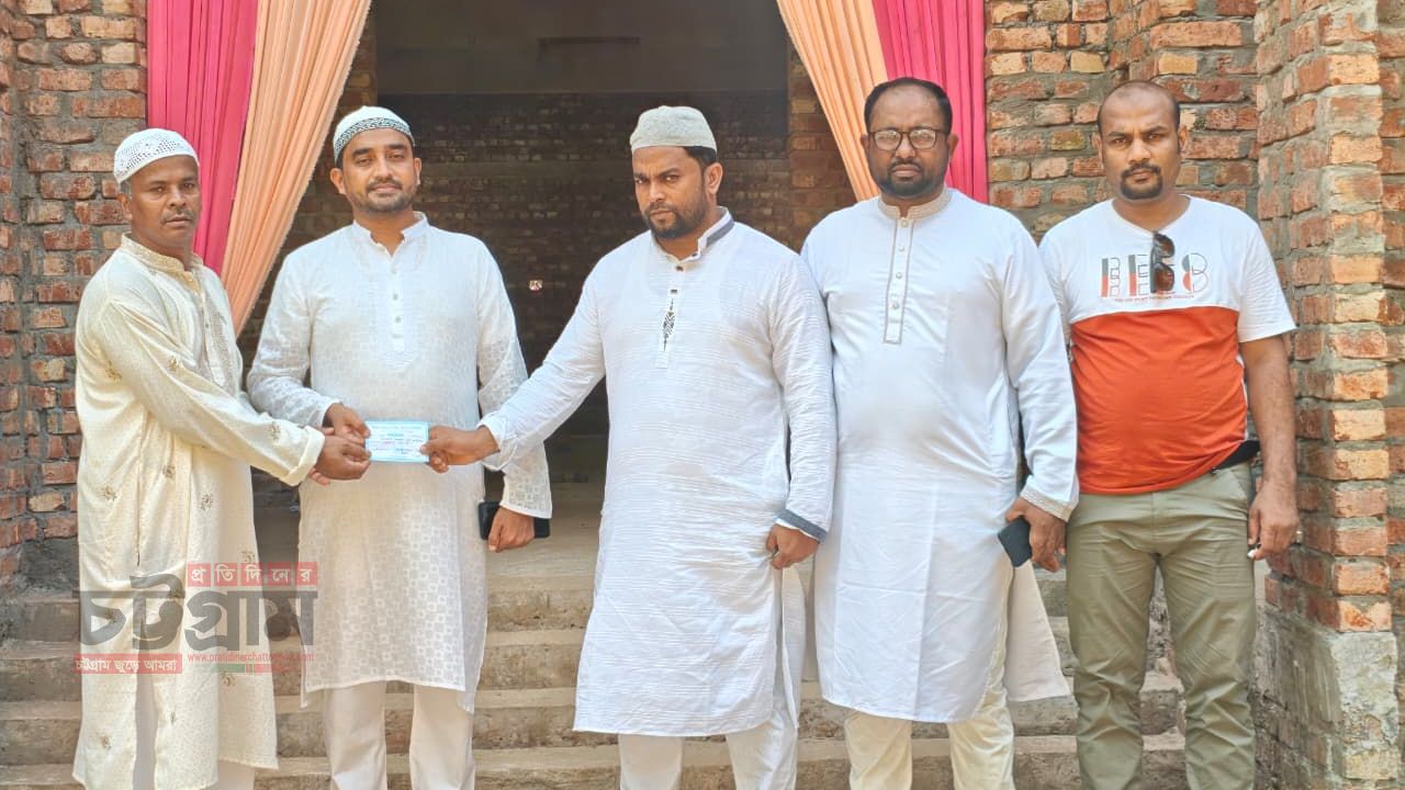 রাউজান প্রবাসী যুব পরিষদের পক্ষ থেকে গশ্চি পাঠানপাড়া জামে মসজিদে অনুদান প্রদান