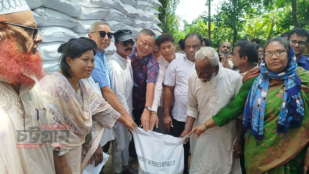 রাজস্থলীতে দ্বিতীয় দফায় জেলা পরিষদের ত্রাণ বিতরণঃ ৬ শতাধিক পরিবারে মিলল খাদ্য সহায়তা