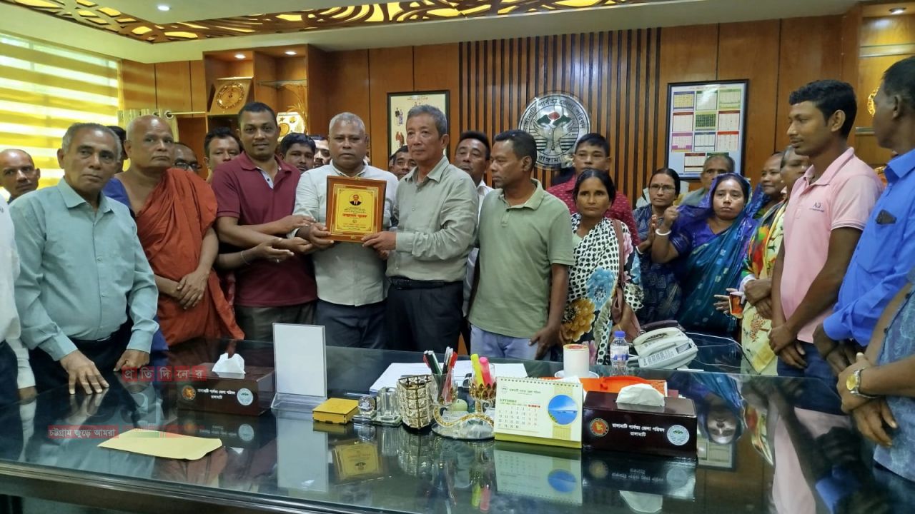 পার্বত্য চট্টগ্রাম বড়ুয়া সংগঠনের পক্ষ থেকে রাঙামাটি জেলা পরিষদ চেয়ারম্যান দীপন তালুকদারকে সম্মাননা স্মারক প্রদান 